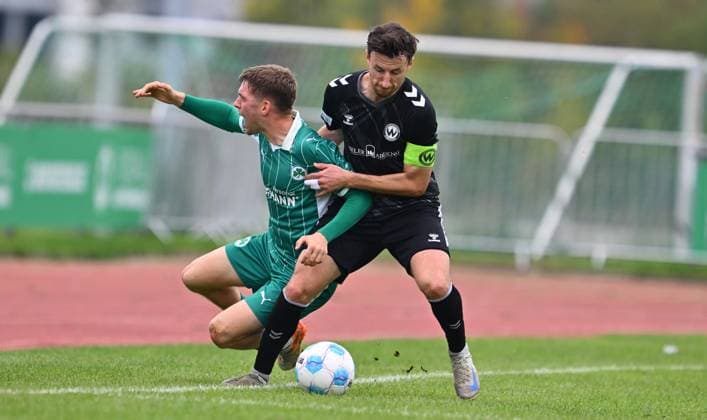 11.10.2025 - Fussball - Saison 2025 2026 - Regionalliga Bayern - 13. Spieltag: SpVgg Greuther Fürth Fuerth II U23 ( Kleeblatt ) - SV Wacker Burghausen SVW - - xwoxzix - Philipp Hack (13, SpVgg Greuther Fürth II ) Christoph Schulz (31, SV Wacker Burghausen )