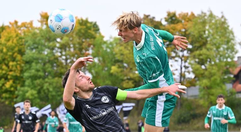 11.10.2025 - Fussball - Saison 2025 2026 - Regionalliga Bayern - 13. Spieltag: SpVgg Greuther Fürth Fuerth II U23 ( Kleeblatt ) - SV Wacker Burghausen SVW - - xwoxzix - Christoph Schulz (31, SV Wacker Burghausen ) Christoph Meister (11, SpVgg Greuther Fürth II )