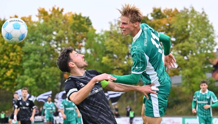 11.10.2025 - Fussball - Saison 2025 2026 - Regionalliga Bayern - 13. Spieltag: SpVgg Greuther Fürth Fuerth II U23 ( Kleeblatt ) - SV Wacker Burghausen SVW - - xwoxzix - Christoph Schulz (31, SV Wacker Burghausen ) Christoph Meister (11, SpVgg Greuther Fürth II )