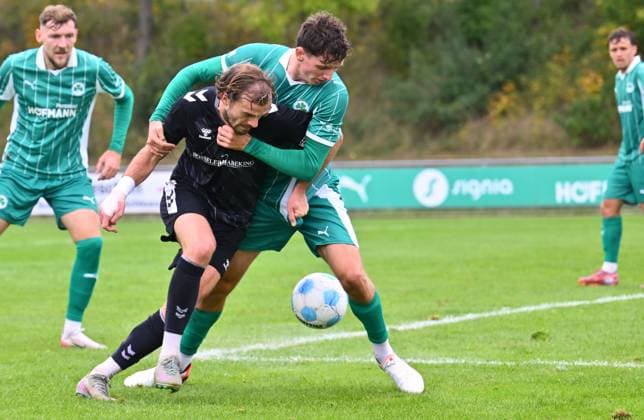 11.10.2025 - Fussball - Saison 2025 2026 - Regionalliga Bayern - 13. Spieltag: SpVgg Greuther Fürth Fuerth II U23 ( Kleeblatt ) - SV Wacker Burghausen SVW - - xwoxzix - Felix Bachschmid (6, SV Wacker Burghausen ) Jakob Engel (3, SpVgg Greuther Fürth II )