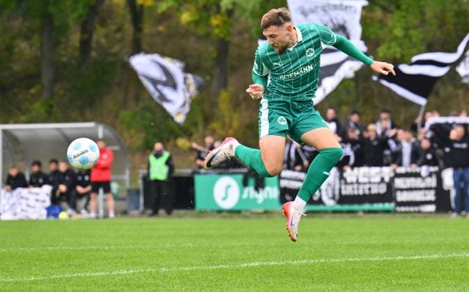 11.10.2025 - Fussball - Saison 2025 2026 - Regionalliga Bayern - 13. Spieltag: SpVgg Greuther Fürth Fuerth II U23 ( Kleeblatt ) - SV Wacker Burghausen SVW - - xwoxzix - Yannick Scholz (14, SpVgg Greuther Fürth II )