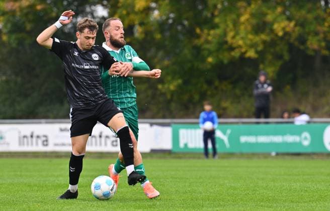 11.10.2025 - Fussball - Saison 2025 2026 - Regionalliga Bayern - 13. Spieltag: SpVgg Greuther Fürth Fuerth II U23 ( Kleeblatt ) - SV Wacker Burghausen SVW - - xwoxzix - Denis Ade (32, SV Wacker Burghausen ) Daniel Adlung (10, SpVgg Greuther Fürth II )