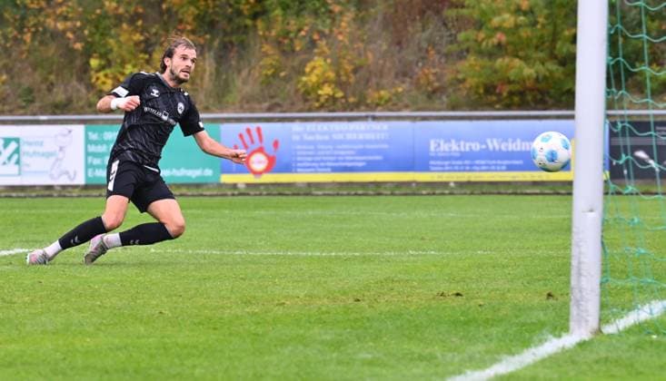 11.10.2025 - Fussball - Saison 2025 2026 - Regionalliga Bayern - 13. Spieltag: SpVgg Greuther Fürth Fuerth II U23 ( Kleeblatt ) - SV Wacker Burghausen SVW - - xwoxzix - Felix Bachschmid (6, SV Wacker Burghausen ) Chance Torchance
