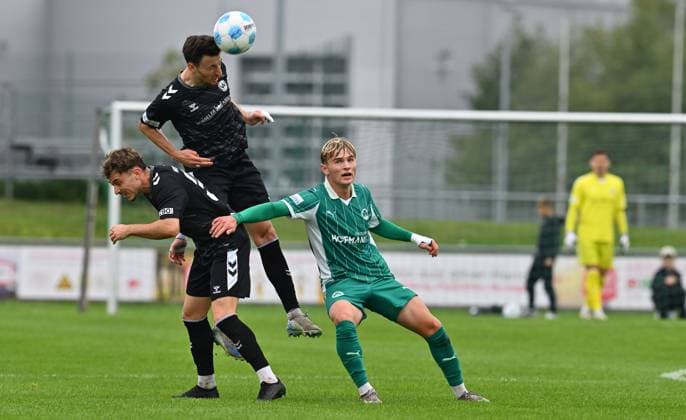 11.10.2025 - Fussball - Saison 2025 2026 - Regionalliga Bayern - 13. Spieltag: SpVgg Greuther Fürth Fuerth II U23 ( Kleeblatt ) - SV Wacker Burghausen SVW - - xwoxzix - Denis Ade (32, SV Wacker Burghausen ) Christoph Schulz (31, SV Wacker Burghausen ) Max Meyer (23, SpVgg Greuther Fürth II )