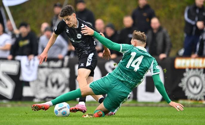 11.10.2025 - Fussball - Saison 2025 2026 - Regionalliga Bayern - 13. Spieltag: SpVgg Greuther Fürth Fuerth II U23 ( Kleeblatt ) - SV Wacker Burghausen SVW - - xwoxzix - Noa-Gabriel Simic (16, SV Wacker Burghausen ) Yannick Scholz (14, SpVgg Greuther Fürth II )