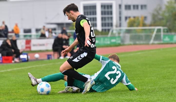 11.10.2025 - Fussball - Saison 2025 2026 - Regionalliga Bayern - 13. Spieltag: SpVgg Greuther Fürth Fuerth II U23 ( Kleeblatt ) - SV Wacker Burghausen SVW - - xwoxzix - Christoph Schulz (31, SV Wacker Burghausen ) Max Meyer (23, SpVgg Greuther Fürth II )