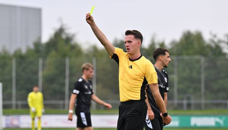 11.10.2025 - Fussball - Saison 2025 2026 - Regionalliga Bayern - 13. Spieltag: SpVgg Greuther Fürth Fuerth II U23 ( Kleeblatt ) - SV Wacker Burghausen SVW - - xwoxzix - Marcel Krauß ( Schiedsrichter ) zeigt gelbe Karte Gelb