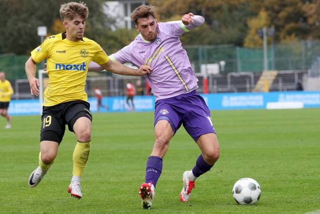 10.10.2025, Regionalliga Bayern, SpVgg Bayreuth - FC Wuerzburger Kickers v.li.: Tino Lennerth (SpVgg Bayreuth), Marius Uhl (FC Wuerzburger Kickers) Bayreuth Hans-Walter-Wild-Staadion Bayern Deutschland
