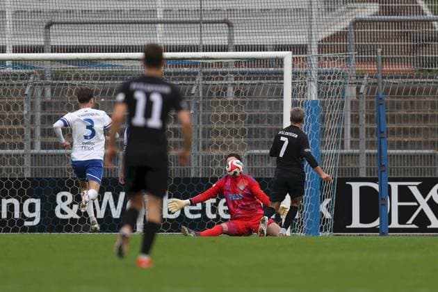 11.10.2025, xjcx, Herren, Fussball, Saison 2025 2026, Regionalliga Bayern, 13. Spieltag: SV Viktoria Aschaffenburg - FV Illertissen Torwart Max Grün ( 27, SV Viktoria Aschaffenburg) verhindert die Torchance von Yannick Glessing ( 7, FV Illertissen) Aschaffenburg Stadion am Schoenbusch Bayern Deutschland