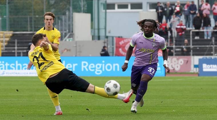 10.10.2025, Regionalliga Bayern, SpVgg Bayreuth - FC Wuerzburger Kickers v.li.: Tobias Weber (SpVgg Bayreuth), Eliot Muteba (FC Wuerzburger Kickers) Bayreuth Hans-Walter-Wild-Staadion Bayern Deutschland