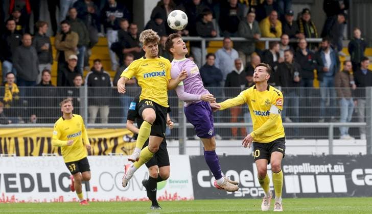 10.10.2025, Regionalliga Bayern, SpVgg Bayreuth - FC Wuerzburger Kickers v.li.: Luis Klein (SpVgg Bayreuth), Tino Lennerth (SpVgg Bayreuth), Tim Kraus (FC Wuerzburger Kickers), Nicolas Andermatt (SpVgg Bayreuth) Bayreuth Hans-Walter-Wild-Staadion Bayern Deutschland