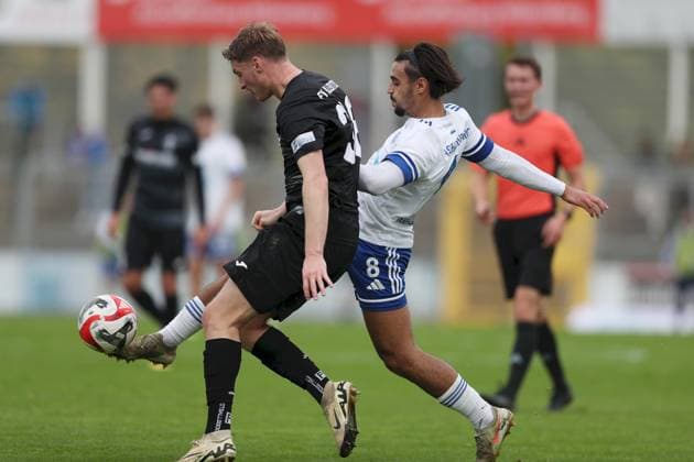 11.10.2025, xjcx, Herren, Fussball, Saison 2025 2026, Regionalliga Bayern, 13. Spieltag: SV Viktoria Aschaffenburg - FV Illertissen Maximilian Neuberger ( 38, FV Illertissen) und Lian Akkus Rodriguez ( 8, SV Viktoria Aschaffenburg) Aschaffenburg Stadion am Schoenbusch Bayern Deutschland