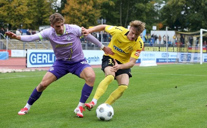 10.10.2025, Regionalliga Bayern, SpVgg Bayreuth - FC Wuerzburger Kickers v.li.: Marius Uhl (FC Wuerzburger Kickers), Julian Bell (SpVgg Bayreuth) Bayreuth Hans-Walter-Wild-Staadion Bayern Deutschland