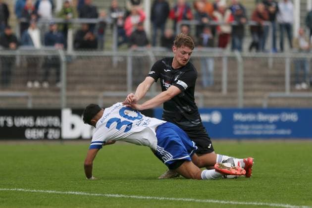 11.10.2025, xjcx, Herren, Fussball, Saison 2025 2026, Regionalliga Bayern, 13. Spieltag: SV Viktoria Aschaffenburg - FV Illertissen Younes Azahaf ( 30, SV Viktoria Aschaffenburg) und Maximilian Neuberger ( 38, FV Illertissen) Aschaffenburg Stadion am Schoenbusch Bayern Deutschland