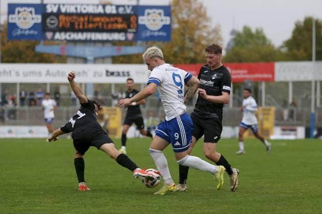 11.10.2025, xjcx, Herren, Fussball, Saison 2025 2026, Regionalliga Bayern, 13. Spieltag: SV Viktoria Aschaffenburg - FV Illertissen Marco Gölz ( 11, FV Illertissen), Georgios Makridis ( 9, SV Viktoria Aschaffenburg), Maximilian Neuberger ( 38, FV Illertissen) Aschaffenburg Stadion am Schoenbusch Bayern Deutschland