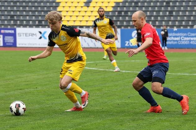 11.10.2025, Fussball, Herren, Sachsenpokal Saison 2025 2026, 3. Runde, VFC Plauen - FC Eilenburg Valentino Schubert (VFC Plauen, 22, am Ball) gegen Timo Mauer (FC Eilenburg, 33) Plauen Vogtlandstadion Sachsen Deutschland