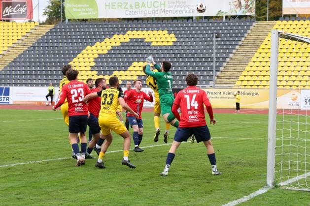 11.10.2025, Fussball, Herren, Sachsenpokal Saison 2025 2026, 3. Runde, VFC Plauen - FC Eilenburg Hitzige Aktion im Eilenburger Strafraum: Niclas Ben Edelmann (FC Eilenburg, 1, in grün) setzt seinen Körper gegen Valentin Sponer (VFC Plauen, 14) ein Plauen Vogtlandstadion Sachsen Deutschland
