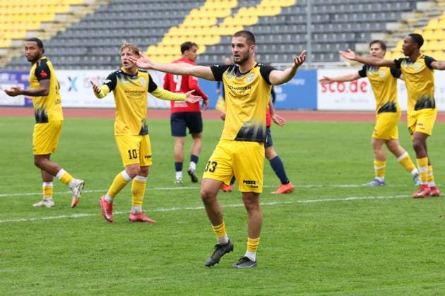 11.10.2025, Fussball, Herren, Sachsenpokal Saison 2025 2026, 3. Runde, VFC Plauen - FC Eilenburg Plauener Spieler um Tyron Profis (VFC Plauen, vorne in der Mitte) beschweren sich bei den Schiedsrichtern Plauen Vogtlandstadion Sachsen Deutschland