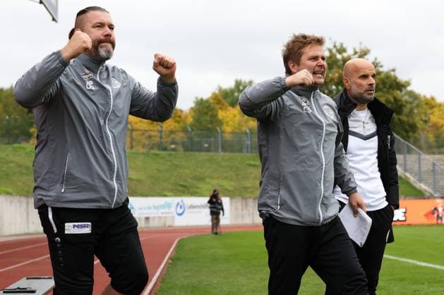 11.10.2025, Fussball, Herren, Sachsenpokal Saison 2025 2026, 3. Runde, VFC Plauen - FC Eilenburg Freuen sich über den Führungstreffer, von links: Oliver Dix (Torwarttrainer VFC Plauen), Chris Schiller (Co-Trainer VFC Plauen), Sedat Gören (Trainer VFC Plauen) Plauen Vogtlandstadion Sachsen Deutschland
