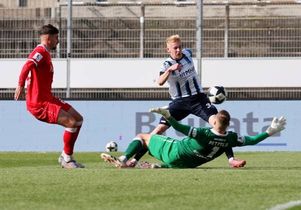 11.10.2025, Deutschland, Stuttgart, Fussball Regionalliga Südwest, SV Stuttgarter Kickers vs. Bahlinger SC, v.l. Daniel Monga (BSC), Oskar Hencke (Kickers), Luca Petzold (BSC)