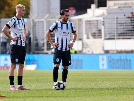 11.10.2025, Deutschland, Stuttgart, Fussball Regionalliga Südwest, SV Stuttgarter Kickers vs. Bahlinger SC, v.l. Oskar Hencke (Kickers) und David Tomic (Kickers) enttäuscht