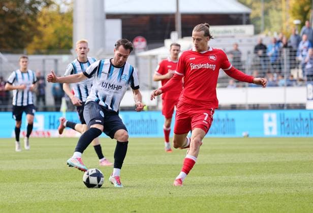 11.10.2025, Deutschland, Stuttgart, Fussball Regionalliga Südwest, SV Stuttgarter Kickers vs. Bahlinger SC, v.l. David Tomic (Kickers), Ferdinand Scholl (BSC)