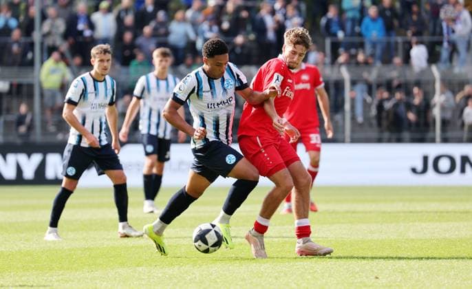 11.10.2025, Deutschland, Stuttgart, Fussball Regionalliga Südwest, SV Stuttgarter Kickers vs. Bahlinger SC, v.l. David Udogu (Kickers), Alex Echner (BSC)
