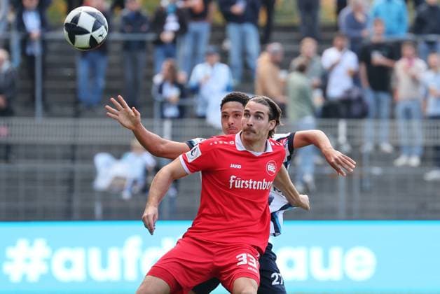 11.10.2025, Deutschland, Stuttgart, Fussball Regionalliga Südwest, SV Stuttgarter Kickers vs. Bahlinger SC, v.l. David Udogu (Kickers), Marco Rienhardt (BSC)(BSC)