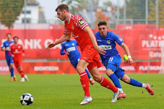 Mainz, Deutschland 11. Oktober 2025: Regionalliga Südwest - 2025 2026 - 1. FSV Mainz 05 II vs. TSG Balingen Im Bild: v. li. im Zweikampf Maxim Leitsch (Mainz) gegen Pedro Almeida (Balingen). Bruchwegstadion Rheinland Pfalz Copyright: xFotostandx xRacochax