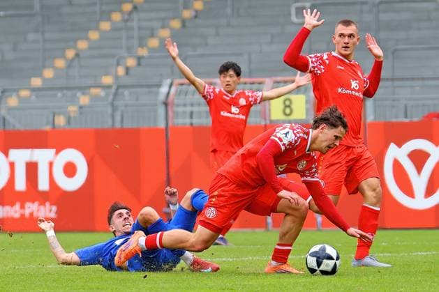Mainz, Deutschland 11. Oktober 2025: Regionalliga Südwest - 2025 2026 - 1. FSV Mainz 05 II vs. TSG Balingen Im Bild: v. li. im Zweikampf Pedro Almeida (Balingen) gegen Jason Amann (Mainz) Bruchwegstadion Rheinland Pfalz Copyright: xFotostandx xRacochax