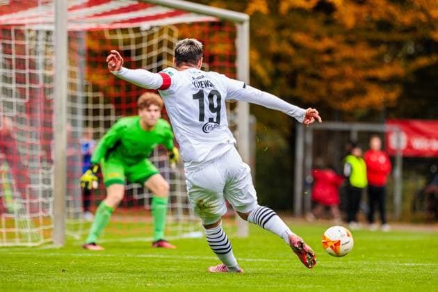 Niko Kijewski (SC Verl, 19) GER, VfL Theesen vs. SC Verl, Fussball, Westfalenpokal, Achteilfinale, Spielzeit 2025 2026, 11.10.2025 DFL Regulations prohibit any use of photographers as image sequences and or quasi-video. GER, VfL Theesen vs. SC Verl, Fussball, Westfalenpokal, Achteilfinale, Spielzeit 2025 2026, 11.10.2025 Bielefeld Copyright: xEibner-Pressefoto JanxRollingerx EP_JSK