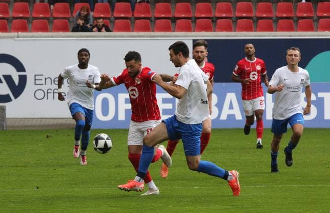 11.10.2025 xmgoodx Offenbach am Main, Sparda-Bank-Hessen Stadion - Stadion Bieberer Berg Regionalliga Saison 2025 2026 Kickers Offenbach (OFC) -TSV Schott Mainz Keanu Staude (11, OFC) gegen Nils Gans (Schott)