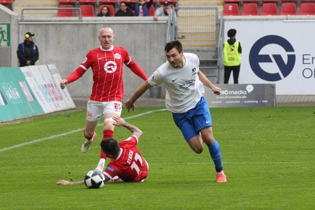 11.10.2025 xmgoodx Offenbach am Main, Sparda-Bank-Hessen Stadion - Stadion Bieberer Berg Regionalliga Saison 2025 2026 Kickers Offenbach (OFC) -TSV Schott Mainz Keanu Staude (11, OFC) gegen Nils Gans (Schott)