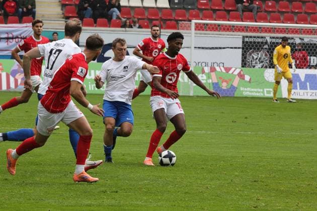 11.10.2025 xmgoodx Offenbach am Main, Sparda-Bank-Hessen Stadion - Stadion Bieberer Berg Regionalliga Saison 2025 2026 Kickers Offenbach (OFC) -TSV Schott Mainz Boubacar Barry (10, OFC) und Valdrin Mustafa (9, OFC) gegen Daniel Bohl und Alexander Luigi Rimoldi (Schott)