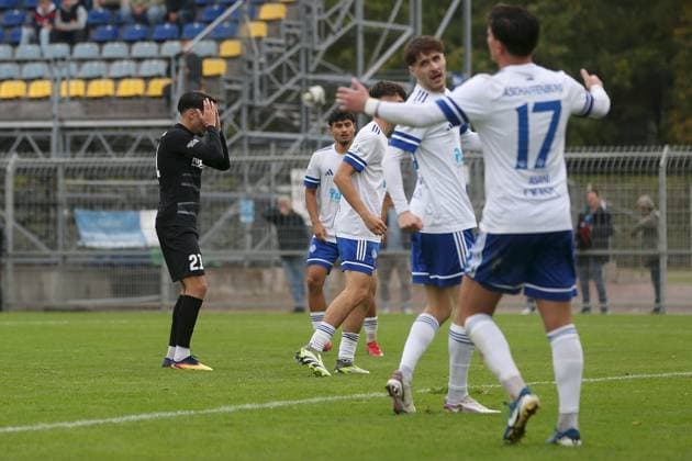 11.10.2025, xjcx, Herren, Fussball, Saison 2025 2026, Regionalliga Bayern, 13. Spieltag: SV Viktoria Aschaffenburg - FV Illertissen Denis Milic ( 21, FV Illertissen) hadert Aschaffenburg Stadion am Schoenbusch Bayern Deutschland
