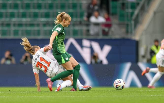 DEU, Wolfsburg, VfL Wolfsburg vs FC Bayern München, Google Pixel Bundesliga, DFB, Saison 2526, Volkswagen Arena, 6. Spieltag im Bild v.l.n.r: Georgia Stanway (Bayern München 31), Janina Minge (VfL Wolfsburg 6) DFB DFL REGULATIONS PROHIBIT ANY USE OF PHOTOGRAPHS AS IMAGE SEQUENCES AND OR QUASI-VIDEO, 11.10.2025 Copyright: HMBxMedia HendrikxHamelau