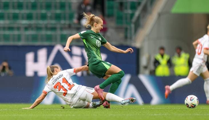 DEU, Wolfsburg, VfL Wolfsburg vs FC Bayern München, Google Pixel Bundesliga, DFB, Saison 2526, Volkswagen Arena, 6. Spieltag im Bild v.l.n.r: Georgia Stanway (Bayern München 31), Janina Minge (VfL Wolfsburg 6) DFB DFL REGULATIONS PROHIBIT ANY USE OF PHOTOGRAPHS AS IMAGE SEQUENCES AND OR QUASI-VIDEO, 11.10.2025 Copyright: HMBxMedia HendrikxHamelau