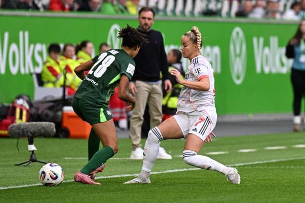 Fußball I Frauen I Saison 2025-2026 I Bundesliga I 6. Spieltag I VfL Wolfsburg - FC Bayern München I 11.10.2025 Zweikampf Cora Zicai (28, VfL Wolfsburg) und Giulia Gwinn (7, FC Bayern München) Wolfsburg Volkswagen Arena Niedersachsen Deutschland Copyright: xLobeca InesxHähnelx