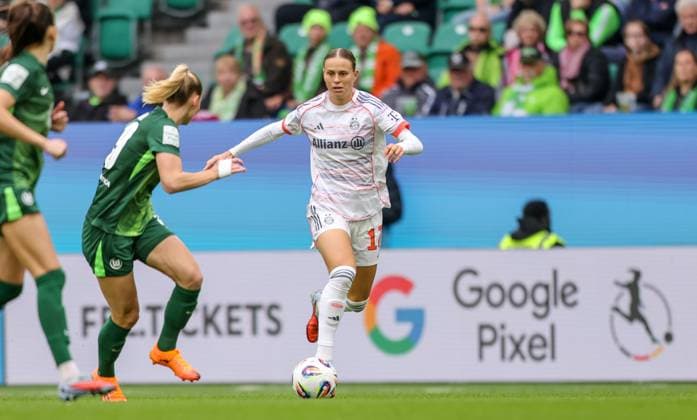 DEU, Wolfsburg, VfL Wolfsburg vs FC Bayern München, Google Pixel Bundesliga, DFB, Saison 2526, Volkswagen Arena, 6. Spieltag im Bild v.l.n.r: Sarai Linder (VfL Wolfsburg 39), Klara Bühl (Bayern München 17) DFB DFL REGULATIONS PROHIBIT ANY USE OF PHOTOGRAPHS AS IMAGE SEQUENCES AND OR QUASI-VIDEO, 11.10.2025 Copyright: HMBxMedia HendrikxHamelau