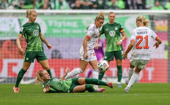 DEU, Wolfsburg, VfL Wolfsburg vs FC Bayern München, Google Pixel Bundesliga, DFB, Saison 2526, Volkswagen Arena, 6. Spieltag im Bild v.l.n.r: Janina Minge (VfL Wolfsburg 6), Linda Dallmann (Bayern München 10) DFB DFL REGULATIONS PROHIBIT ANY USE OF PHOTOGRAPHS AS IMAGE SEQUENCES AND OR QUASI-VIDEO, 11.10.2025 Copyright: HMBxMedia HendrikxHamelau
