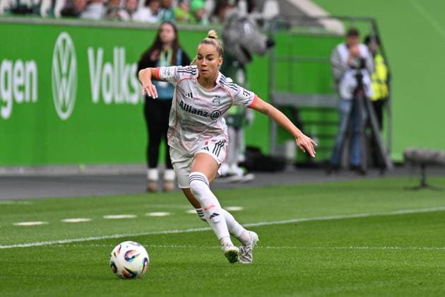 Fußball I Frauen I Saison 2025-2026 I Bundesliga I 6. Spieltag I VfL Wolfsburg - FC Bayern München I 11.10.2025 Giulia Gwinn (7, FC Bayern München) mit Ball Freisteller, Nahaufnahme, Porträt, Portrait, Einzelfoto, Einzelbild, Körper Wolfsburg Volkswagen Arena Niedersachsen Deutschland Copyright: xLobeca InesxHähnelx