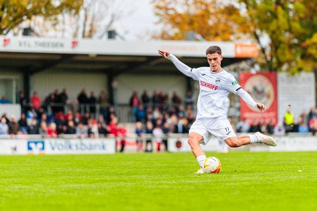 Almin Mesanovic (SC Verl, 17) im Freistoss GER, VfL Theesen vs. SC Verl, Fussball, Westfalenpokal, Achteilfinale, Spielzeit 2025 2026, 11.10.2025 DFL Regulations prohibit any use of photographers as image sequences and or quasi-video. GER, VfL Theesen vs. SC Verl, Fussball, Westfalenpokal, Achteilfinale, Spielzeit 2025 2026, 11.10.2025 Bielefeld Copyright: xEibner-Pressefoto JanxRollingerx EP_JSK