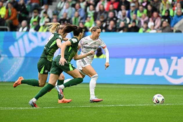 Fußball I Frauen I Saison 2025-2026 I Bundesliga I 6. Spieltag I VfL Wolfsburg - FC Bayern München I 11.10.2025 Sarai Linder (39, VfL Wolfsburg) und Maria-Joelle Wedemeyer (24, VfL Wolfsburg) im Zweikampf gegen Klara Bühl (17, FC Bayern München) Wolfsburg Volkswagen Arena Niedersachsen Deutschland Copyright: xLobeca InesxHähnelx