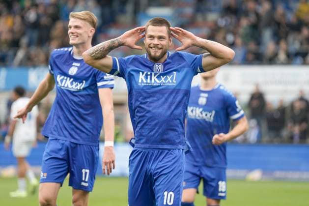 11.10.2025, Hänsch-Arena, Meppen, GER, Regionalliga-Nord, 14. Spieltag: SV Meppen vs BW Lohne, Julian Ulbricht (SV Meppen 10) jubelt nach seinem 4:0-Elfmetertor DFL REGULATIONS PROHIBIT ANY USE OF PHOTOGRAPHS AS IMAGE SEQUENCES AND OR QUASI-VIDEO. Meppen Niedersachsen Deutschland Hänsch-Arena