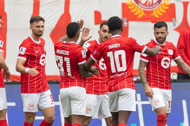 Regionalliga Südwest: Kickers Offenbach - TSV Schott Mainz, 11.10.2025 Onur Ünlücifci (Kickers Offenbach 8) feiret mit seinen Mitspielern Noel Knothe (Kickers Offenbach 13) & Boubacar Barry (Kickers Offenbach 10) & Ronny Marcos (Kickers Offenbach 31) den Treffer das Tor zum 1:0, Kickers Offenbach - TSV Schott Mainz, Offenbach, Stadion am Bieberer Berg, 11.10.2025 Copyright: xBEAUTIFULxSPORTS Gawlikx