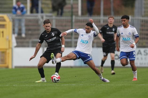 11.10.2025, xjcx, Herren, Fussball, Saison 2025 2026, Regionalliga Bayern, 13. Spieltag: SV Viktoria Aschaffenburg - FV Illertissen Milos Cocic ( 8, FV Illertissen) und Othmane Elidrissi Errahhali ( 47, SV Viktoria Aschaffenburg) Aschaffenburg Stadion am Schoenbusch Bayern Deutschland