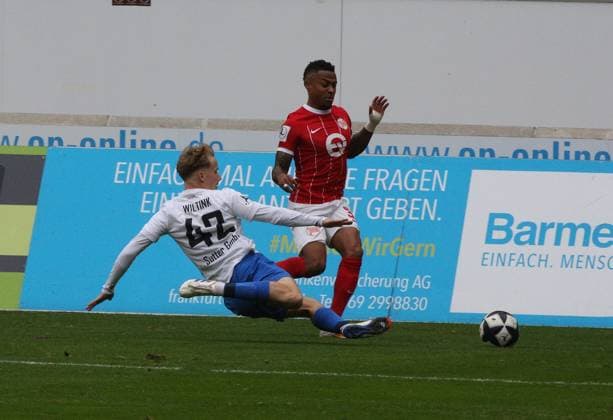 11.10.2025 xmgoodx Offenbach am Main, Sparda-Bank-Hessen Stadion - Stadion Bieberer Berg Regionalliga Saison 2025 2026 Kickers Offenbach (OFC) -TSV Schott Mainz Ronny Marcos (31, OFC) gegen Jan Wiltink (Schott)