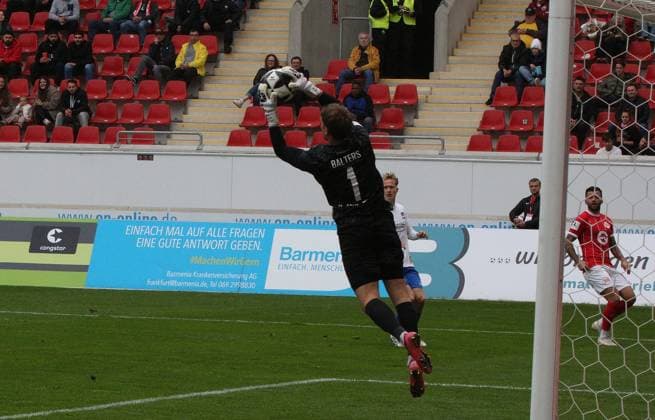 11.10.2025 xmgoodx Offenbach am Main, Sparda-Bank-Hessen Stadion - Stadion Bieberer Berg Regionalliga Saison 2025 2026 Kickers Offenbach (OFC) -TSV Schott Mainz Torwart Robin Julian Balters (Schott Mainz)