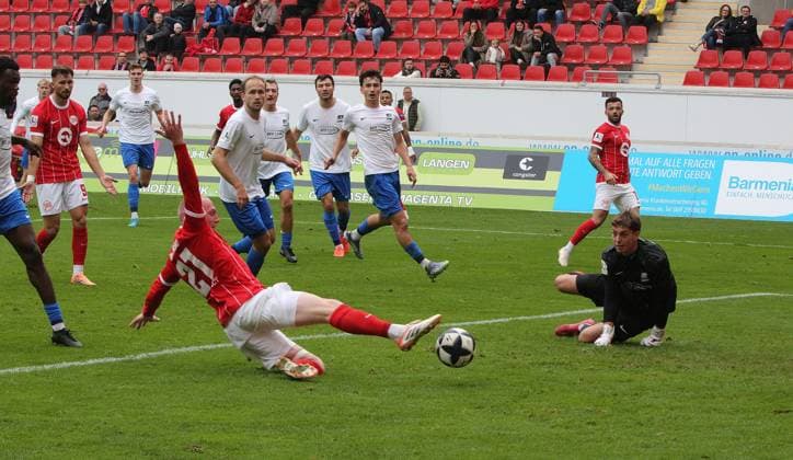 11.10.2025 xmgoodx Offenbach am Main, Sparda-Bank-Hessen Stadion - Stadion Bieberer Berg Regionalliga Saison 2025 2026 Kickers Offenbach (OFC) -TSV Schott Mainz Torwart Robin Julian Balters (Schott Mainz) schaut dem Ausrutscher von Ron Berlinski (21, OFC) zu