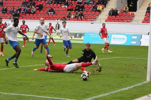 11.10.2025 xmgoodx Offenbach am Main, Sparda-Bank-Hessen Stadion - Stadion Bieberer Berg Regionalliga Saison 2025 2026 Kickers Offenbach (OFC) -TSV Schott Mainz Torwart Robin Julian Balters (Schott Mainz) schaut dem Ausrutscher von Ron Berlinski (21, OFC) zu